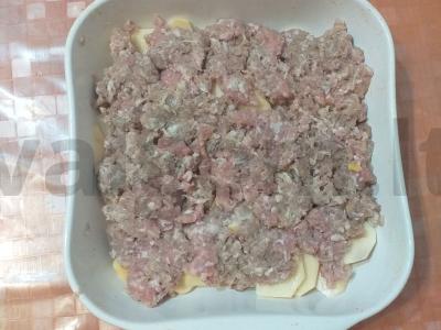 Skani bulvių apkepas su faršu ir grybais po sūrio plutele Žingsnis 3