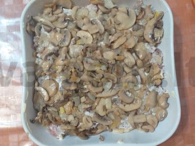 Skani bulvių apkepas su faršu ir grybais po sūrio plutele Žingsnis 4