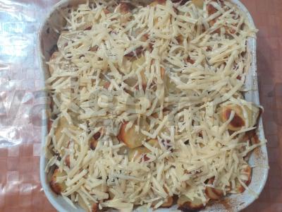 Skani bulvių apkepas su faršu ir grybais po sūrio plutele Žingsnis 6