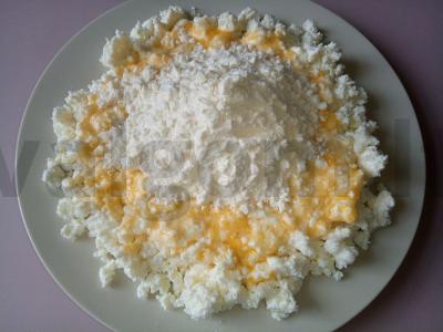 Sūrio blynai su cukraus pudra ir grietine pusryčiams Žingsnis 3