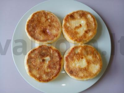 Sūrio blynai su cukraus pudra ir grietine pusryčiams pagrindine nuotrauka