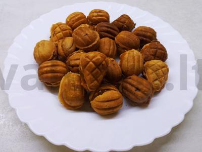 Riešutai su virta saldžia grietinėle namuose pagrindine nuotrauka