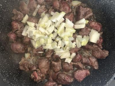 Jautiena su bulvėmis ir grybais puoduose Žingsnis 1