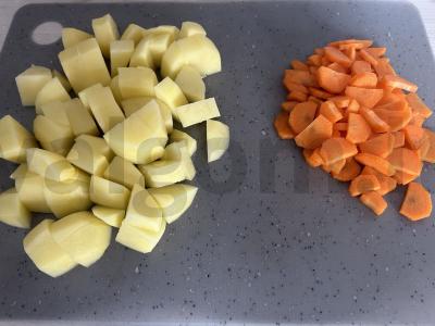 Jautiena su bulvėmis ir grybais puoduose Žingsnis 3