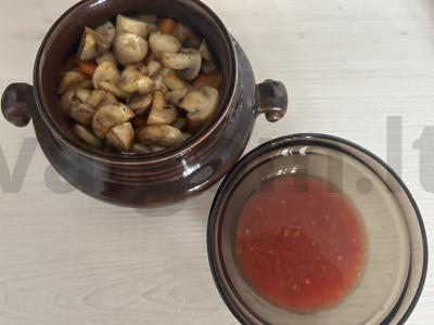 Jautiena su bulvėmis ir grybais puoduose Žingsnis 4