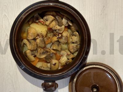 Jautiena su bulvėmis ir grybais puoduose pagrindine nuotrauka