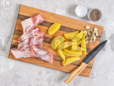 Kiaulienos šonkauliukai su bulvėmis orkaitėje Žingsnis 1