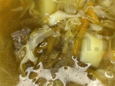 Šči su jautiena ir šviežiais kopūstais pagrindine nuotrauka