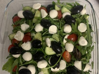 Pavasario salotas su mocarela pagrindine nuotrauka