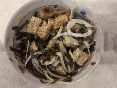 Salotos su jūros kopūstais ir skrudinta duona pagrindine nuotrauka