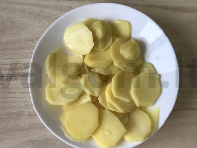 Bulvių apkepas su virta-rūkyta dešra Žingsnis 1