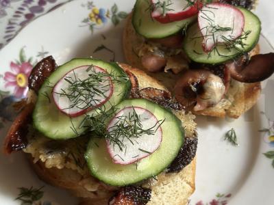 Sumuštiniai su dešrelėmis, sūriu ir ridikėliais pagrindine nuotrauka