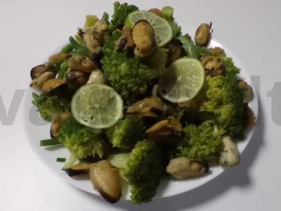 Originalus pupelių ir midijų salotas pagrindine nuotrauka