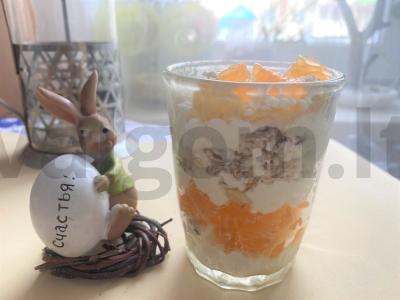 Lengvas varškės desertas su mandarinų, riešutų ir kukurūzų dribsniais pagrindine nuotrauka