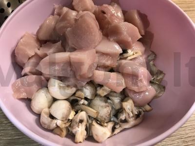 Vištienos krūtinėlės ir grybų šašlykai ant iešmelių su bulvių skiltelėmis Žingsnis 1