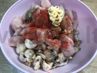 Vištienos krūtinėlės ir grybų šašlykai ant iešmelių su bulvių skiltelėmis Žingsnis 2