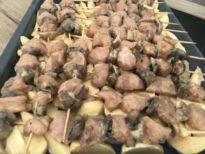 Vištienos krūtinėlės ir grybų šašlykai ant iešmelių su bulvių skiltelėmis Žingsnis 6