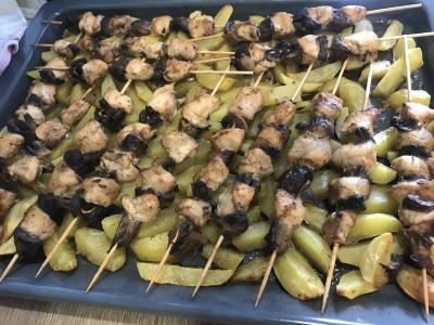 Vištienos krūtinėlės ir grybų šašlykai ant iešmelių su bulvių skiltelėmis pagrindine nuotrauka