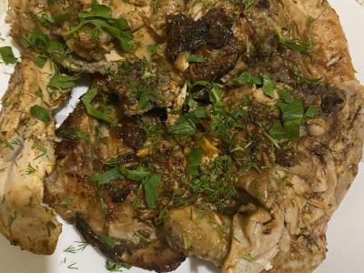 Vištiena tabaka su prieskoniais ir žolelėmis pagrindine nuotrauka