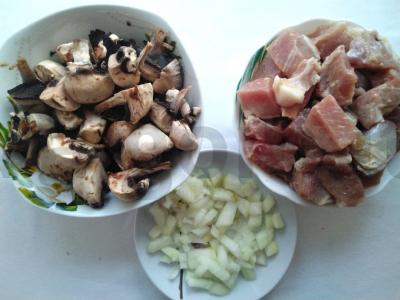 Mėsos troškinys grietinėlėje Žingsnis 1