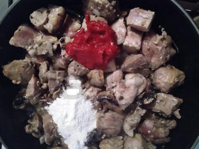 Mėsos troškinys grietinėlėje Žingsnis 3