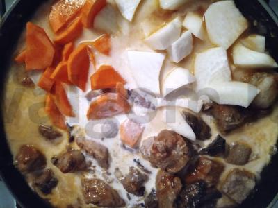 Mėsos troškinys grietinėlėje Žingsnis 4