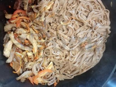 Greita grikių soba makaronų su mėsa ir daržovėmis Žingsnis 4