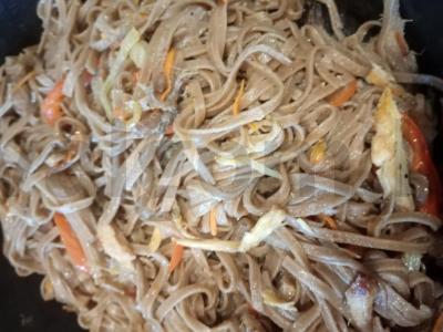 Greita grikių soba makaronų su mėsa ir daržovėmis pagrindine nuotrauka