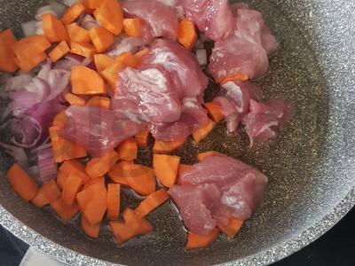 Kiaulienos plovas su daržovėmis ir žolelėmis Žingsnis 1