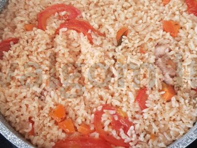 Kiaulienos plovas su daržovėmis ir žolelėmis pagrindine nuotrauka