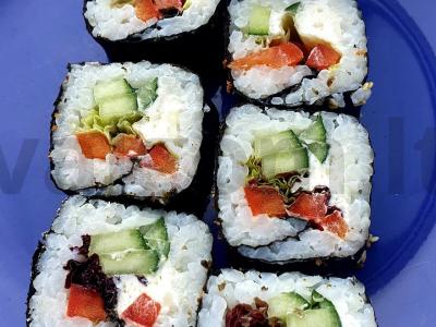 Veganiškas ritinys su daržovėmis pagrindine nuotrauka