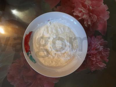 Varškės ir grietinės desertas su razinomis ir šokolado drožlėmis Žingsnis 3