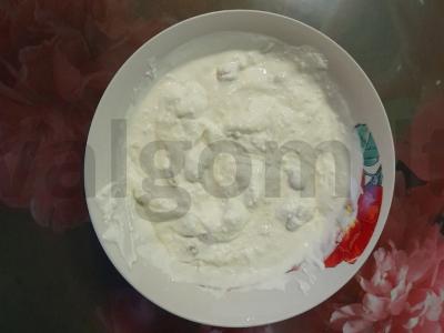 Varškės ir grietinės desertas su razinomis ir šokolado drožlėmis Žingsnis 4