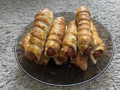 Rudais dešrelės sluoksniuotame mieliniame tešloje pagrindine nuotrauka