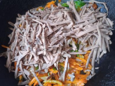 Blynai su troškintomis daržovėmis ir kiaulienos inkstais Žingsnis 4