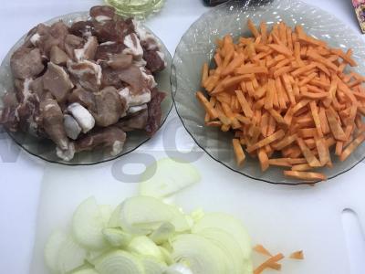 Kiaulienos plovas su namine adžika Žingsnis 1