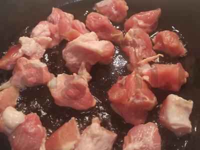 Švelni kiauliena grietinėje Žingsnis 1