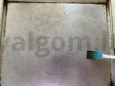 Pats paprasčiausias ir greičiausias picos receptas su kepta majonezo ir sūrio plutele Žingsnis 1