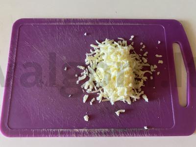 Pats paprasčiausias ir greičiausias picos receptas su kepta majonezo ir sūrio plutele Žingsnis 5