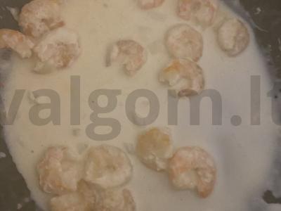 Pasta su krevetėmis ir maasdamo sūriu Žingsnis 1