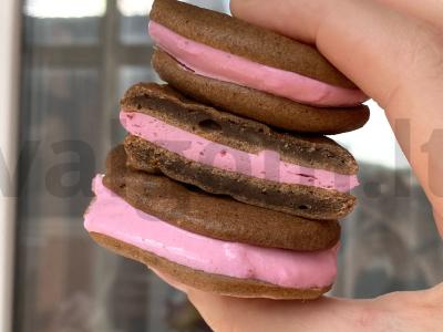 Šokoladiniai sausainiai-sandvičiai pagrindine nuotrauka