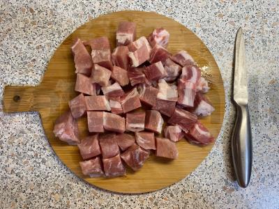 Troškinta kiauliena su svogūnais ir morkomis Žingsnis 1