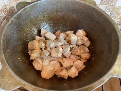 Troškinta kiauliena su svogūnais ir morkomis Žingsnis 3