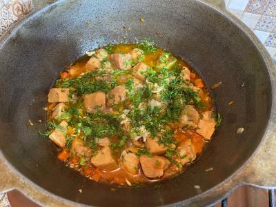 Troškinta kiauliena su svogūnais ir morkomis pagrindine nuotrauka