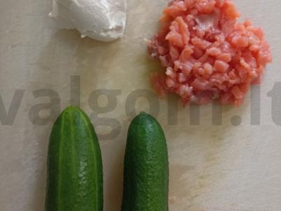 Rusų ritinys su agurkais ir lašiša Žingsnis 1