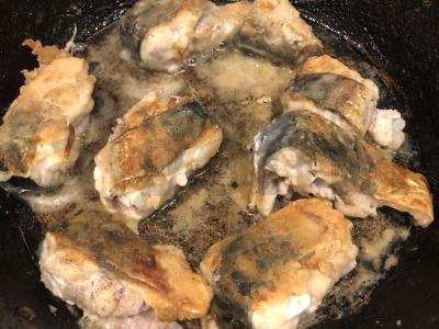 Kepta skumbrė keptuvėje Žingsnis 4