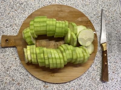 Kepti cukinijos su majonezo-česnako padažu ir sūriu Žingsnis 1