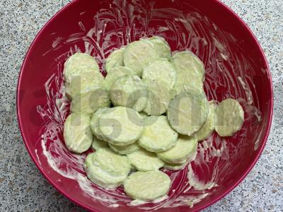 Kepti cukinijos su majonezo-česnako padažu ir sūriu Žingsnis 2