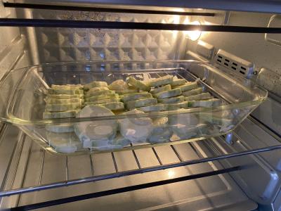 Kepti cukinijos su majonezo-česnako padažu ir sūriu Žingsnis 3