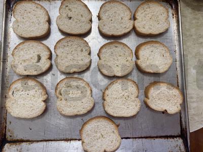 Krustingi česnakiniai sumuštiniai su šprotų Žingsnis 1